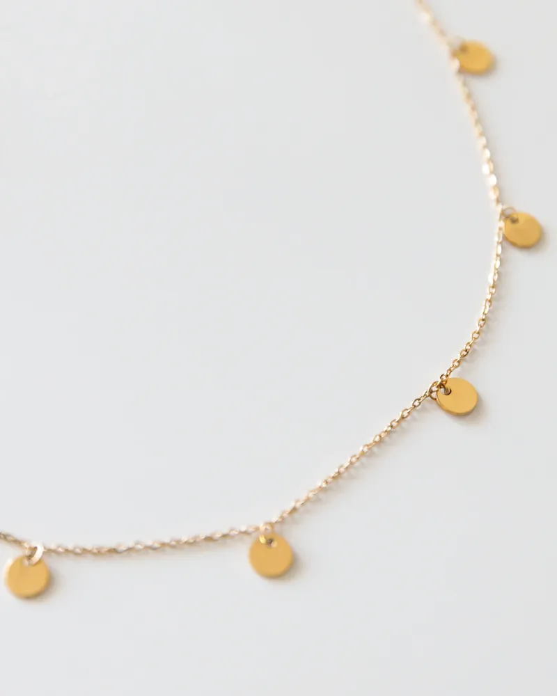 Kette mit kleinen Goldplättchen
