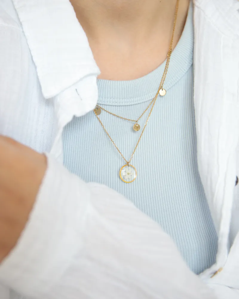 Kette mit kleinen Goldplättchen